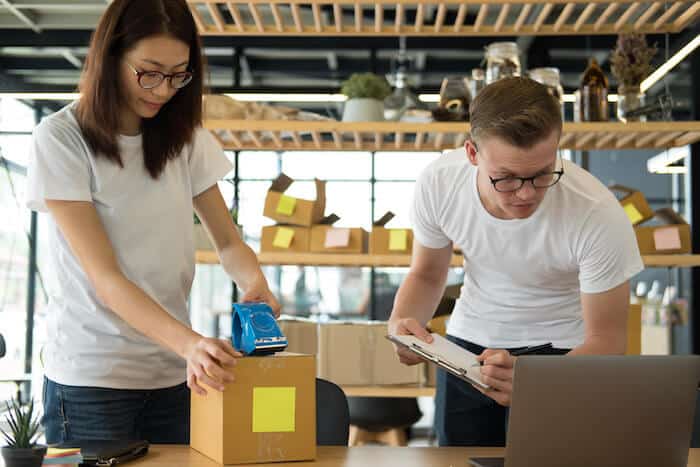 FBM Amazon: entrepreneurs packing orders