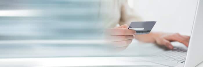 Ecommerce strategies: person holding a credit card
